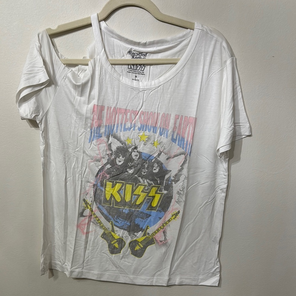 Recycled Karma KISS The Hottest Show on Earth Graphic Tee NWT